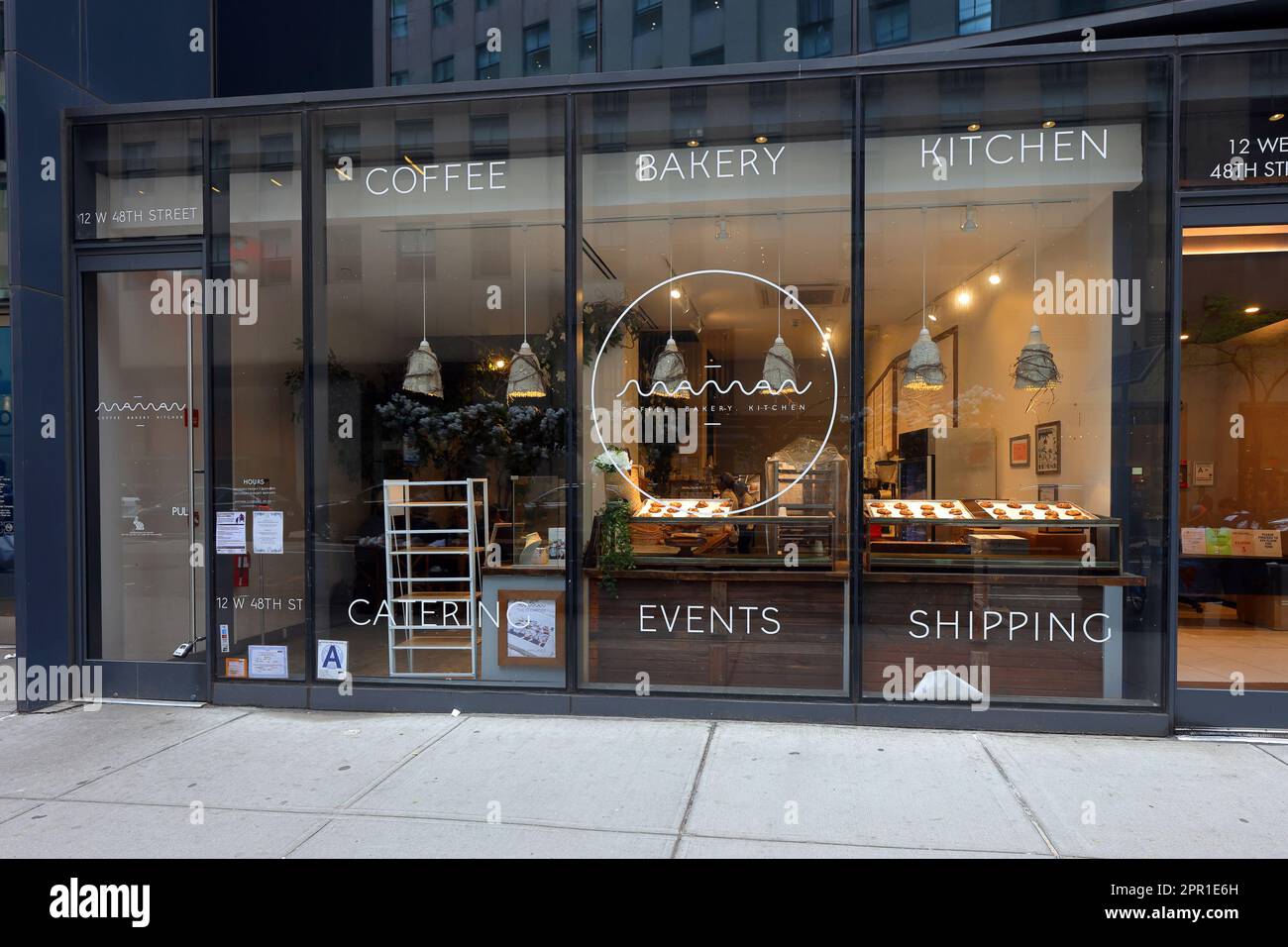 Maman, 12 W 48. St, New York, New York, New York, NYC, Ladenfront einer französischen Bäckerei-Café-Kette in Midtown Manhattan. Stockfoto
