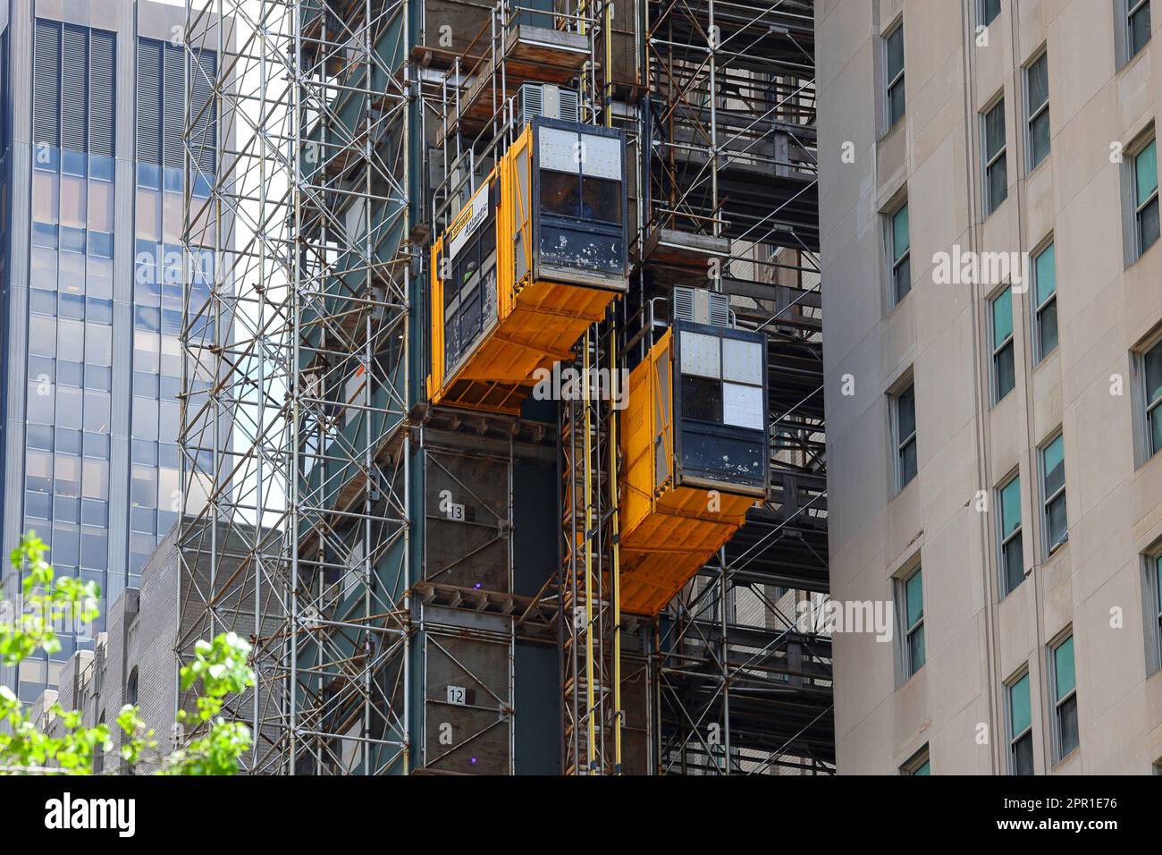 Eine Raxtar-Hebebühne zum Bewegen von Personen und Material auf einer Baustelle in New York City. Die Elevatoren verwenden einen Zahnstangenantrieb. Stockfoto