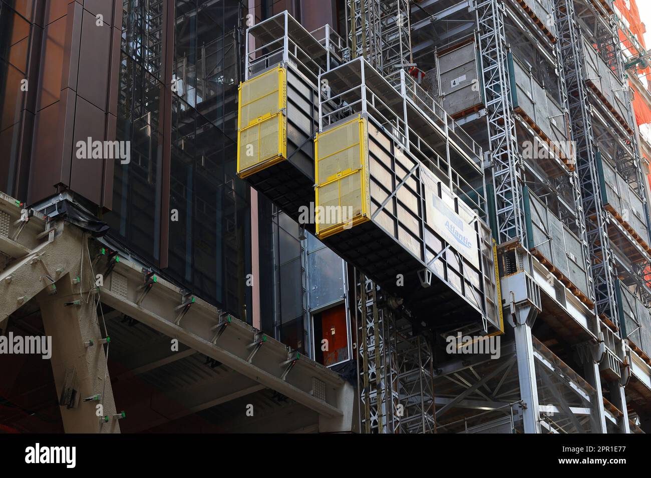 Eine Raxtar-Hebebühne zum Bewegen von Personen und Material auf einer Baustelle in New York City. Die Elevatoren verwenden einen Zahnstangenantrieb. Stockfoto