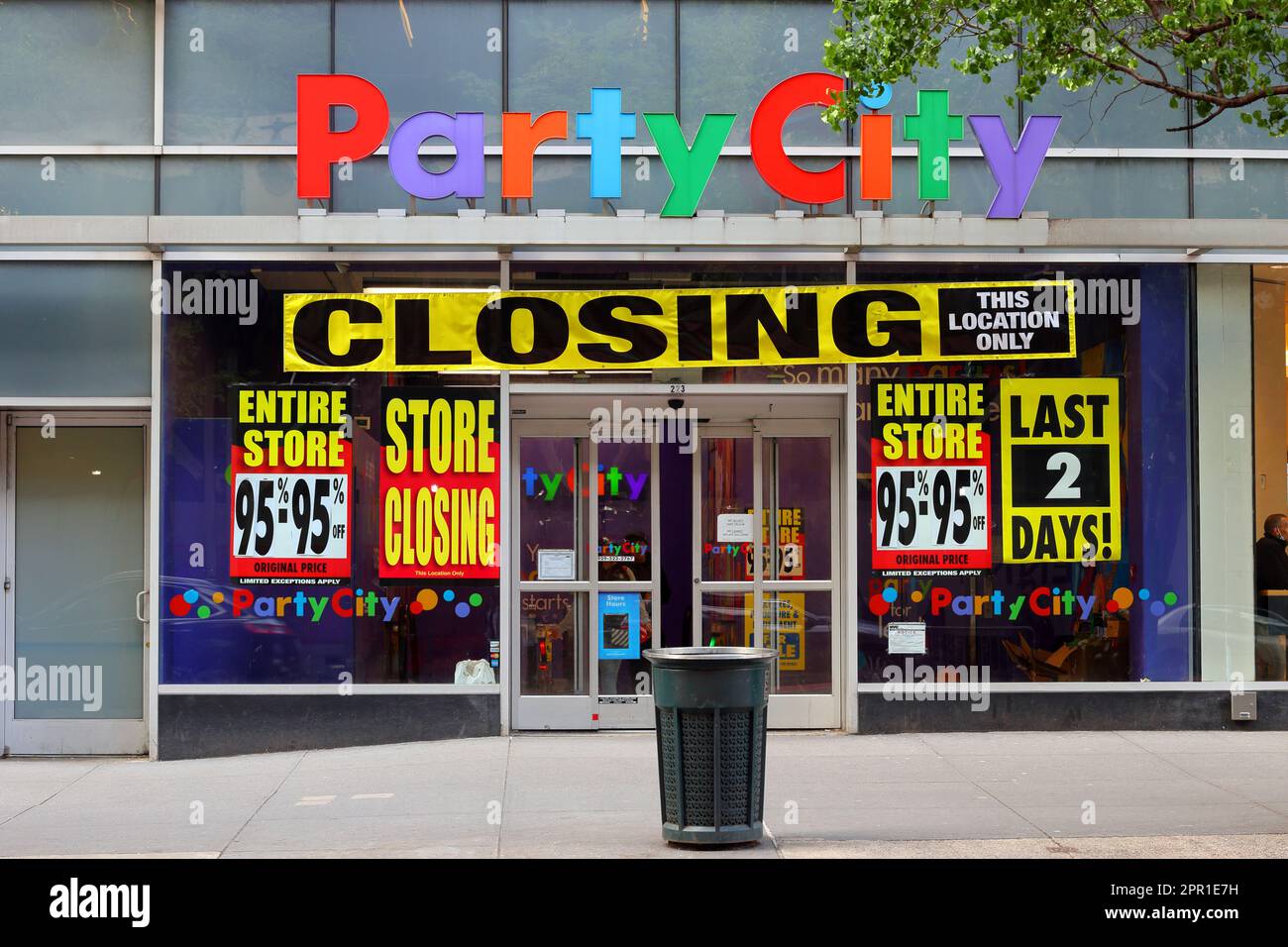 Eine Party City in Midtown Manhattan mit Verkaufsschildern für Ladenschließung und Liquidation im Fenster, New York, 24. April 2023. Stockfoto