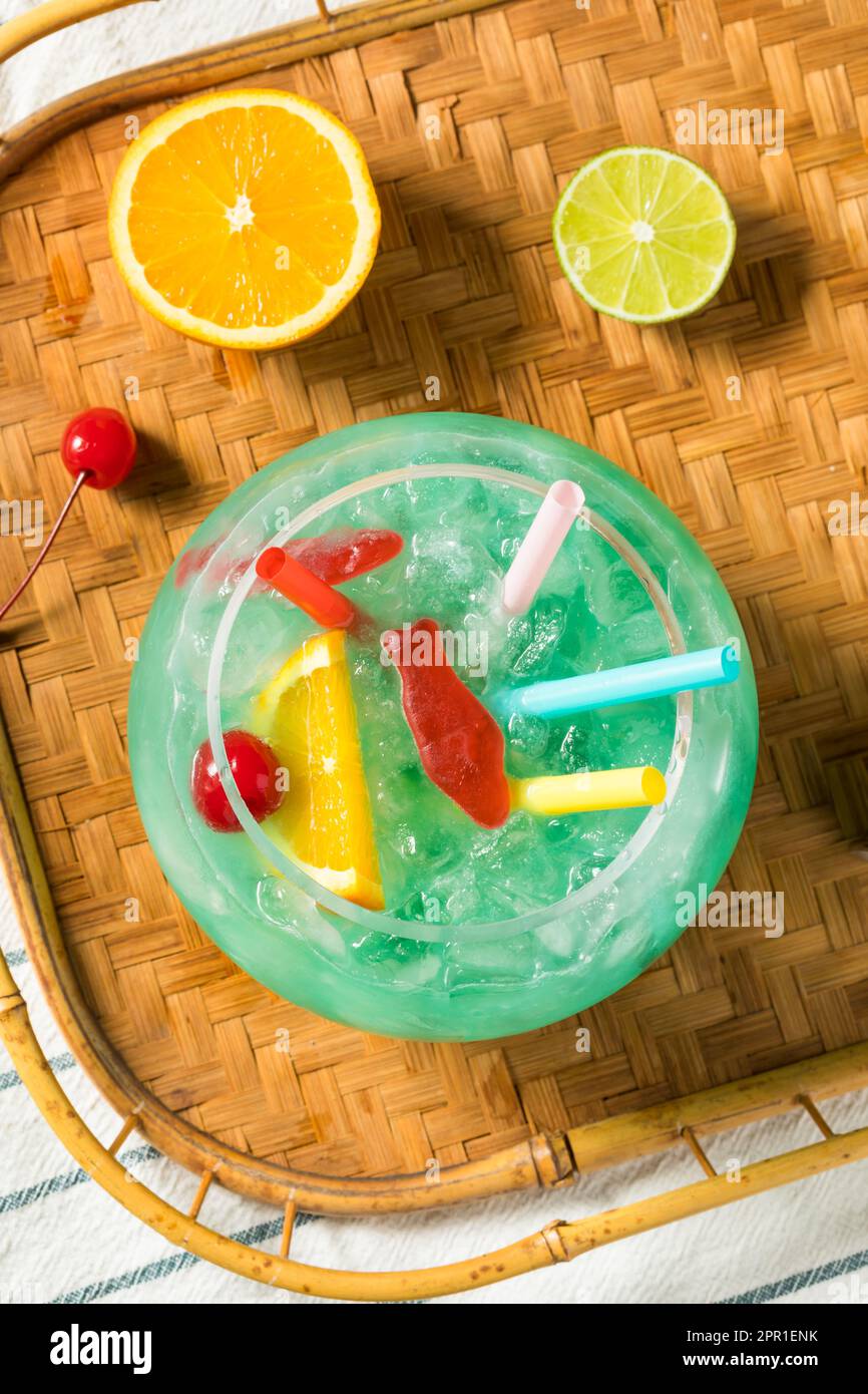 Kaltblauer Tiki Fishbowl Cocktail mit Orange und Rum Stockfoto