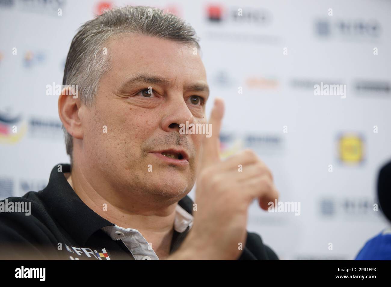 Bukarest, Rumänien. 25. April 2023: Xavier Pascual Fuertes, Trainer der rumänischen Handballnationalmannschaft, hält vor dem Spiel gegen Österreich im vorletzten Spiel der EHF EURO 2024 Qualifikationsspiele FÜR MÄNNER in Bukarest eine Pressekonferenz ab. Kredit: Lucian Alecu/Alamy Live News Stockfoto