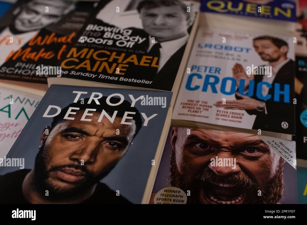 Bücher zum Verkauf an einem Tisch, Troy Deeney, Peter Crouch, Michael Caine, Prominente und Fußballspieler Stockfoto