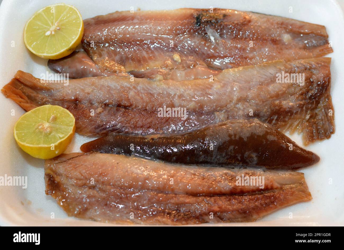 Stücke von heiß geräucherten Heringsfischfilets und weichem Rogen ...