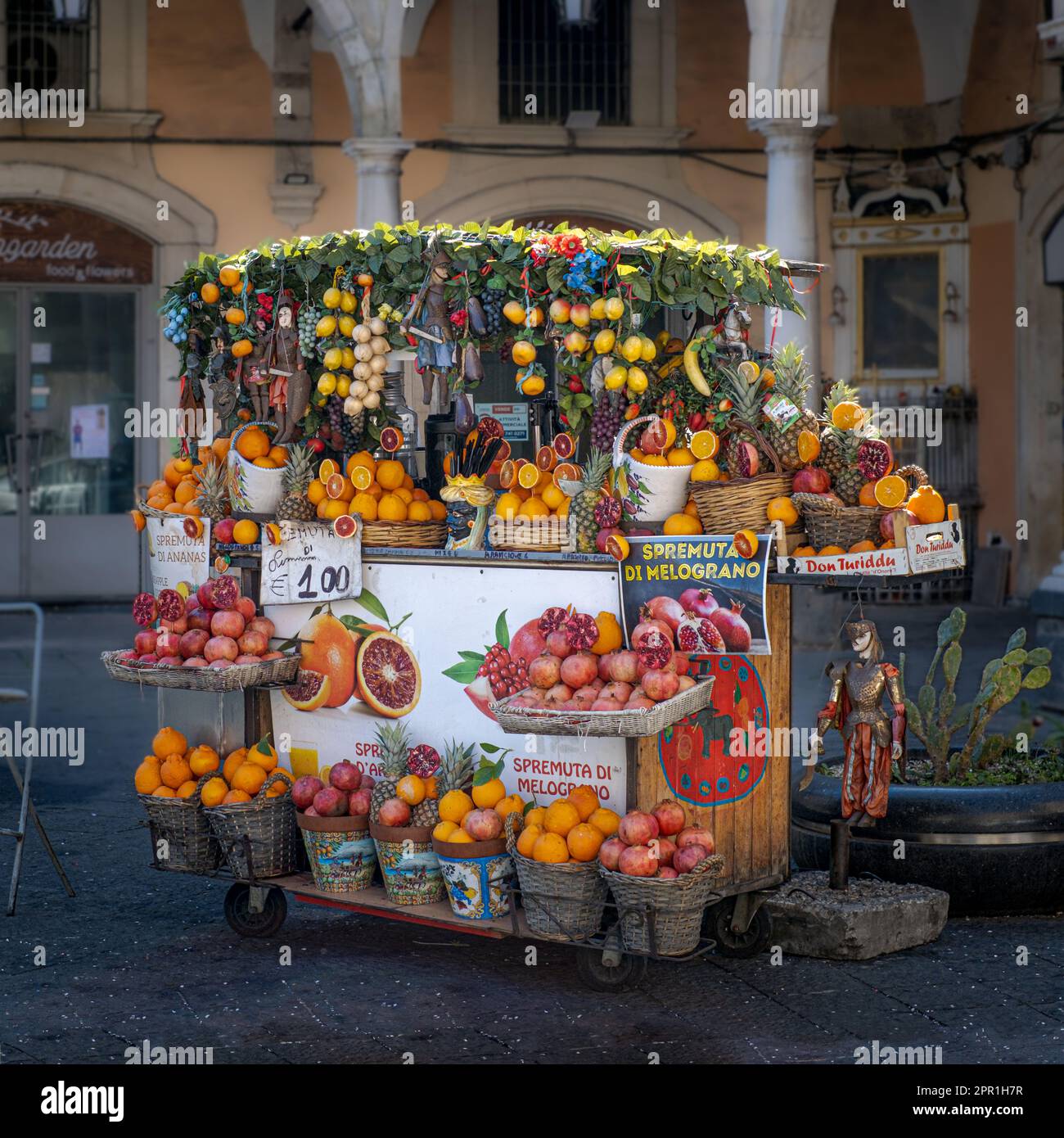 02/22/2023. Catania, italien. Mobiler Kiosk des sizilianischen Händlers, der frisch gepresste Säfte und Obst verkauft Stockfoto