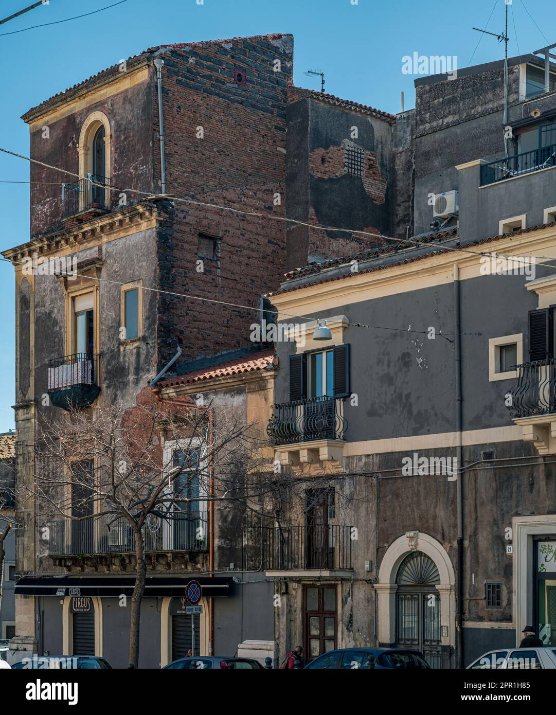 02-22-2023. Catania, Sizilien, Italien, typische Farben auf den gewöhnlichen Häusern in der Innenstadt der Stadt. Stockfoto