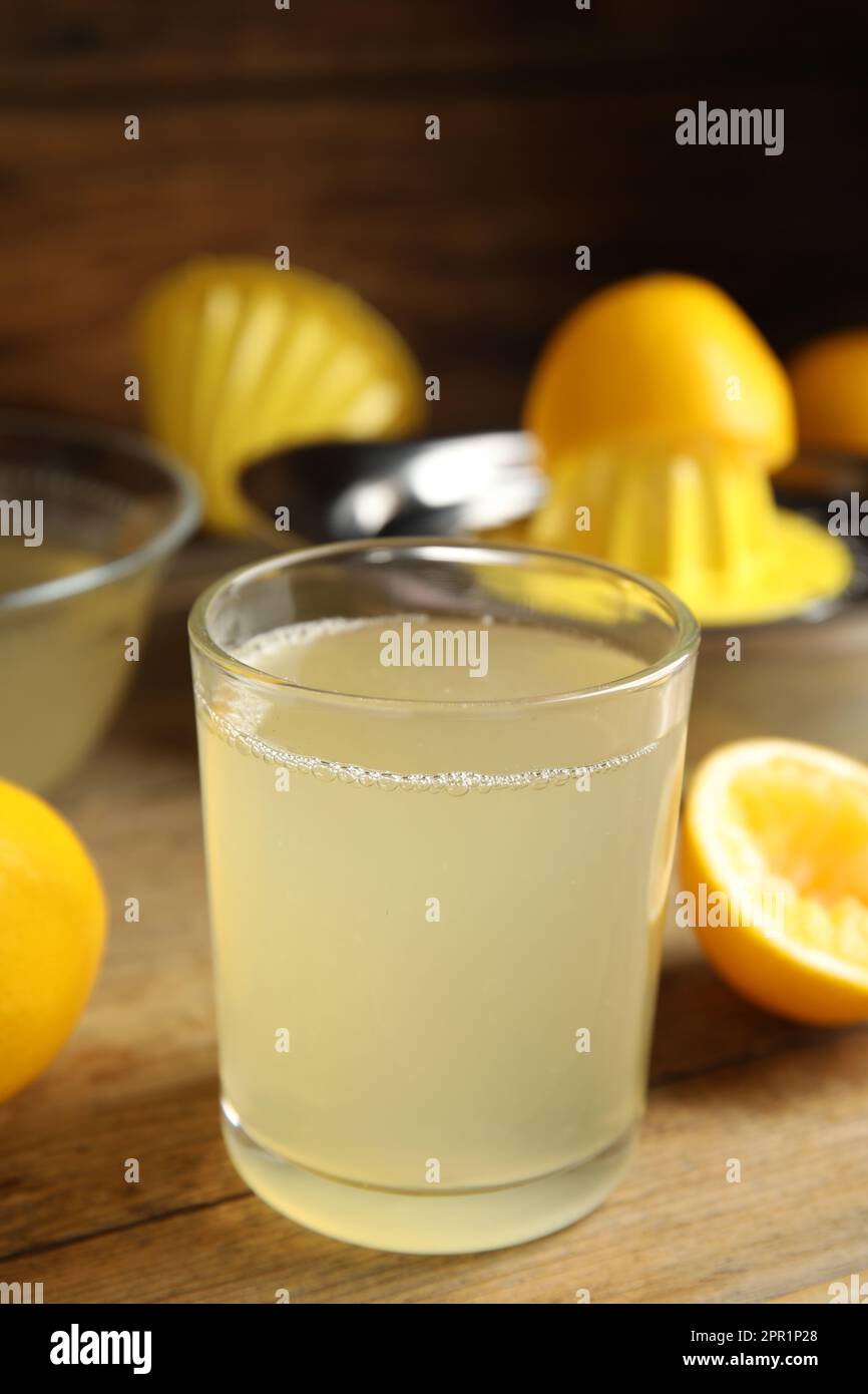 Frisch gepresster Zitronensaft auf einem Holztisch Stockfoto