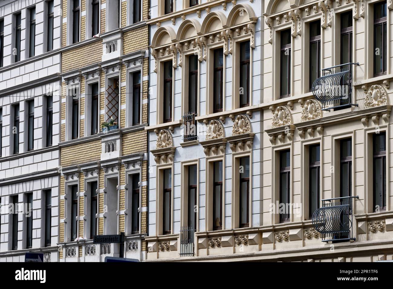 Alte Gebäudefassaden gemieteter Wohnungen im Studentenviertel Kwartier Latäng in köln Stockfoto