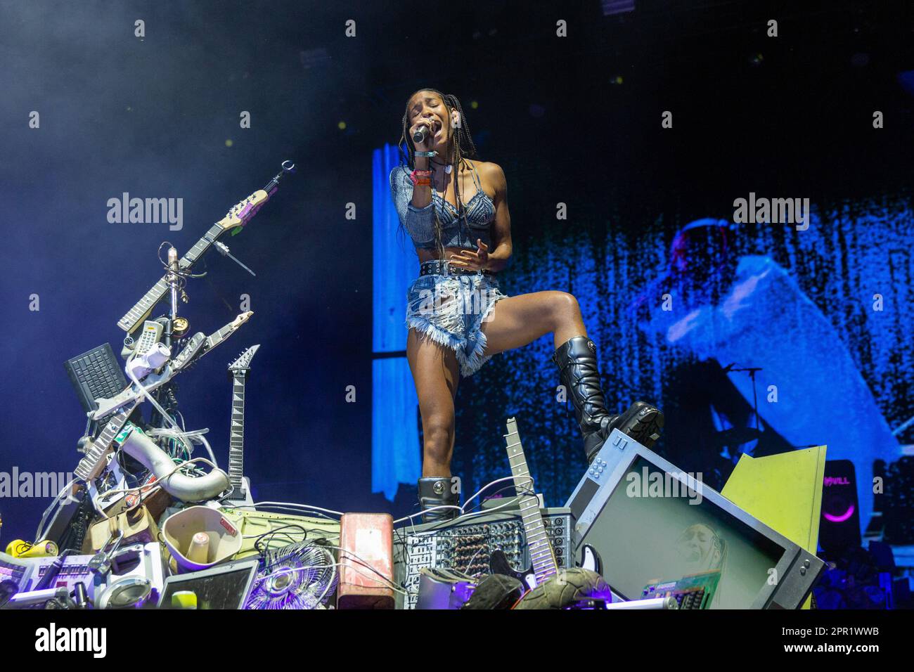 Indio, USA. 23. April 2023. Musiker Willow (Willow Smith) während des Coachella Music Festivals im Empire Polo Club am 23. April 2023 in Indio, Kalifornien (Foto: Daniel DeSlover/Sipa USA) Guthaben: SIPA USA/Alamy Live News Stockfoto