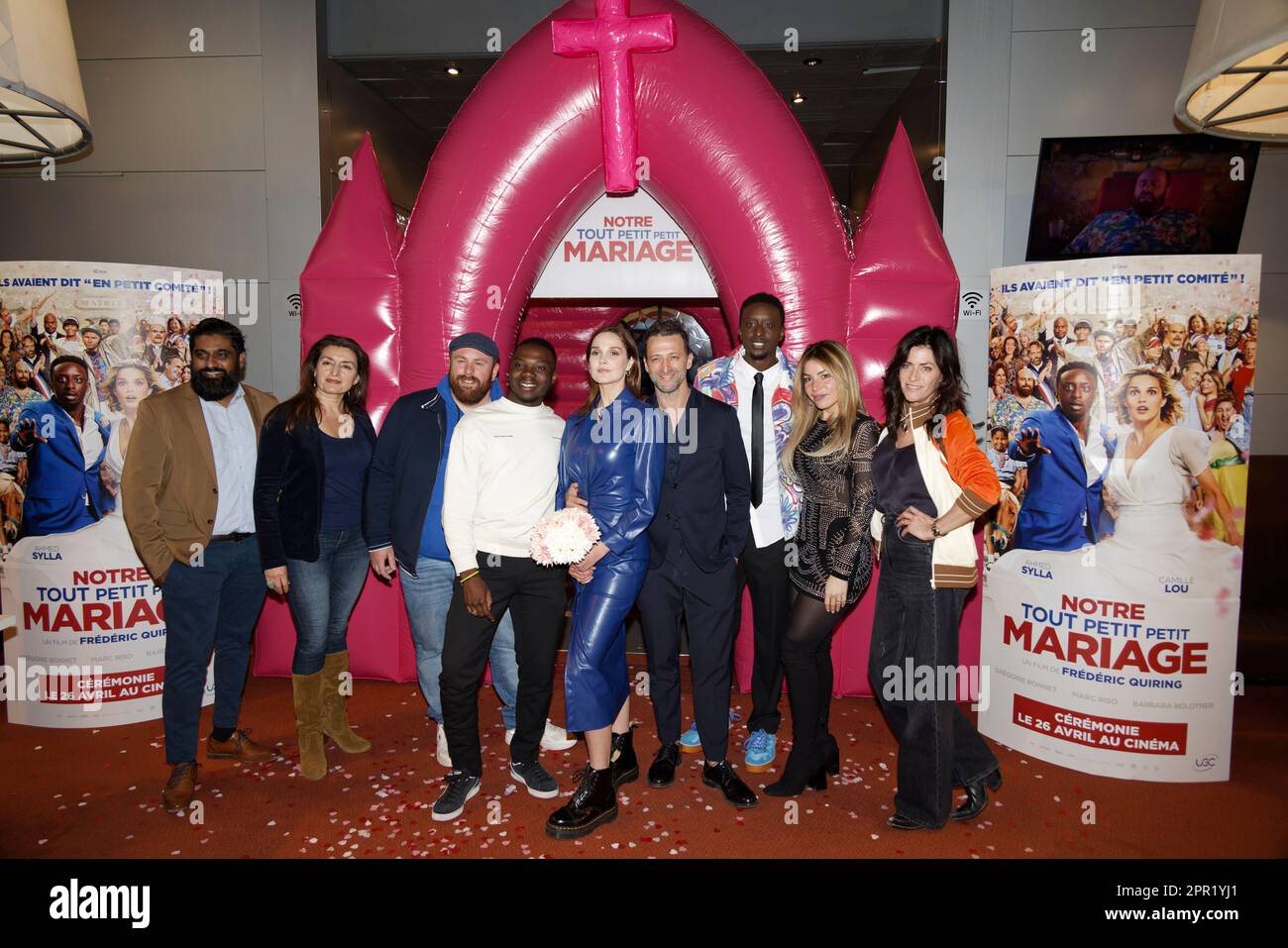 Paris, Frankreich. 25. April 2023. Ein Gast, Jacqueline Corado, Marc Riso, Boubacar KABO, Camille Lou, Frederic Quiring, Ahmed Sylla, Lola Marois und Anne Caillon nehmen am 25. April 2023 in Paris an der Premiere „Notre tout Petit Petit mariage“ von Frédéric Quiring in der UGC Ciné-Cité Bercy Teil. Kredit: Bernard Menigault/Alamy Live News Stockfoto