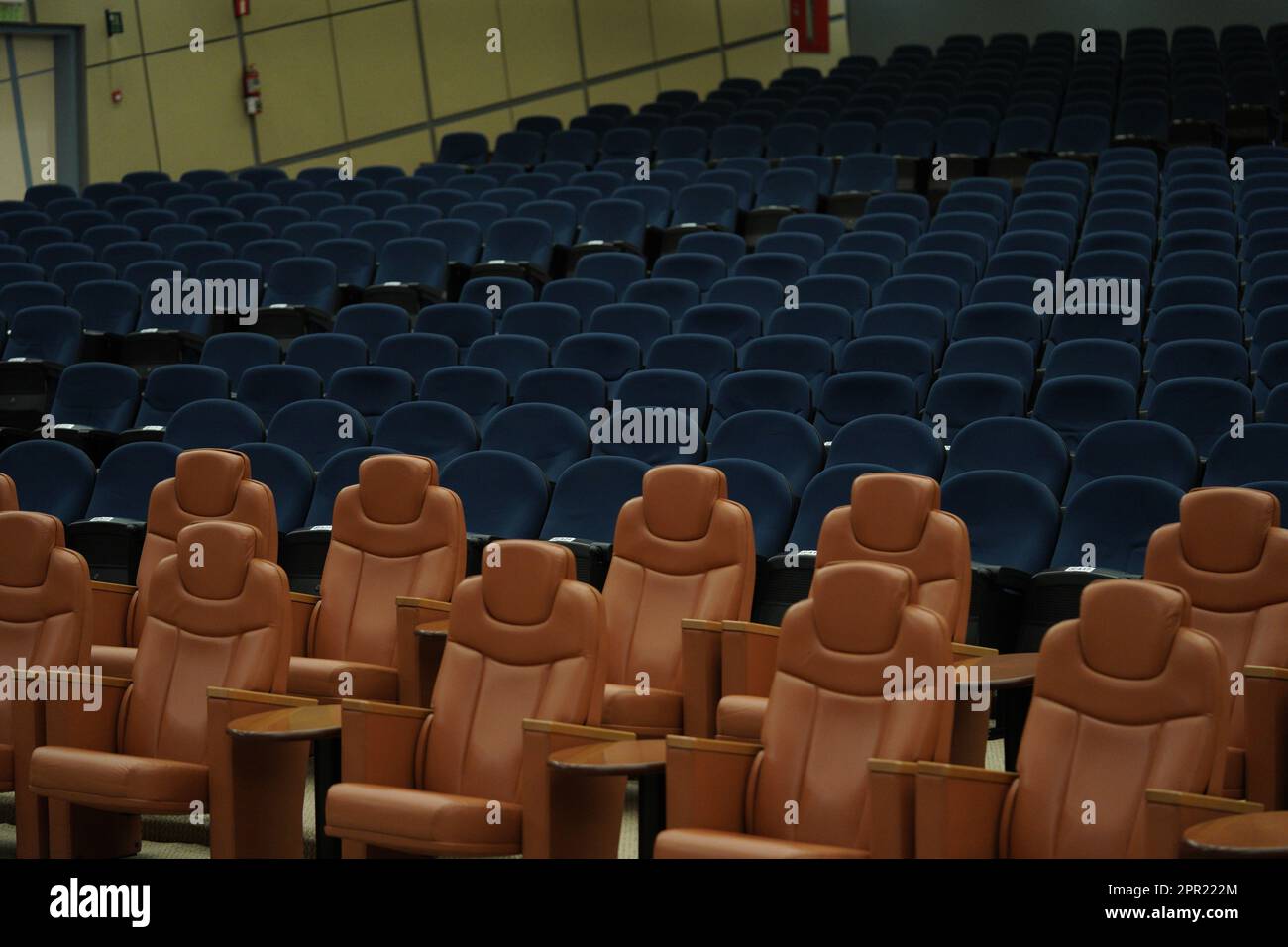 Riesige und luxuriöse Universitäts-Auditorium-Stühle. Blaue und braune Theaterstühle. Stockfoto
