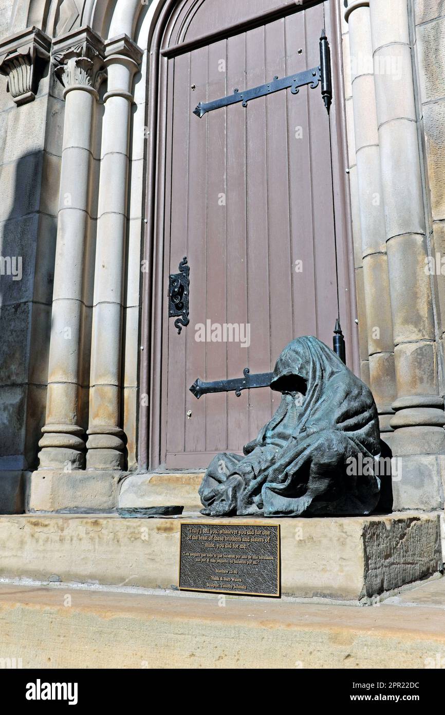 Hungrig und durstig, eine religiöse Skulptur von Timothy Schmalz, befindet sich vor der Old Stone Church in Cleveland Ohio, wo sie 2018 gewidmet wurde. Stockfoto