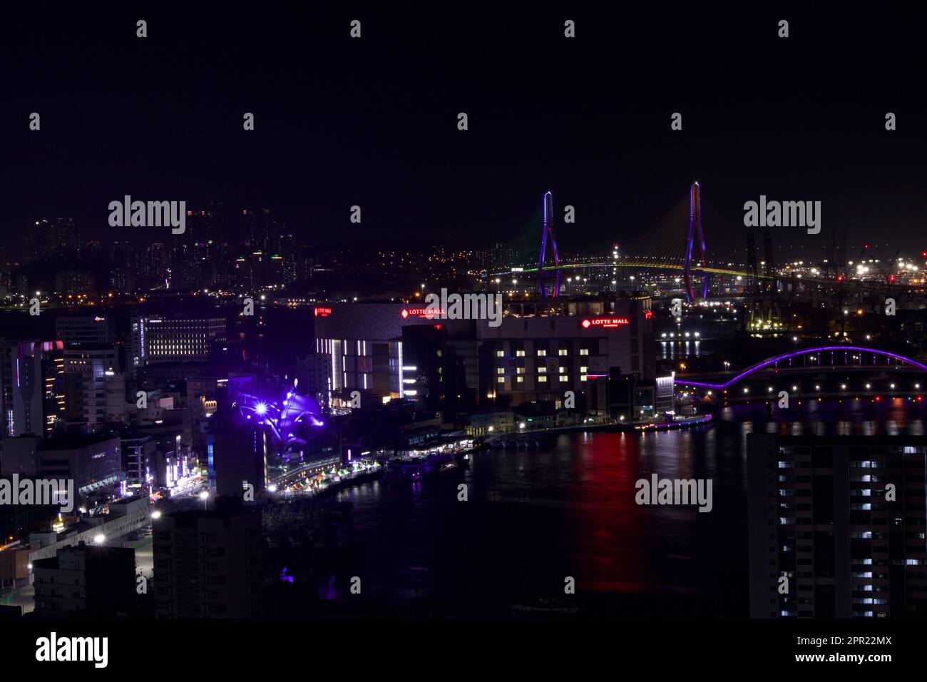 Blick auf Busan vom Hügel bei Nacht Stockfoto