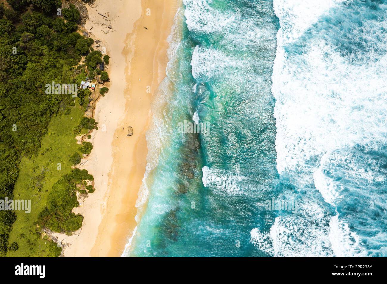 Der Nunggalan Beach in Bali, Indonesien, aus der Vogelperspektive Stockfoto