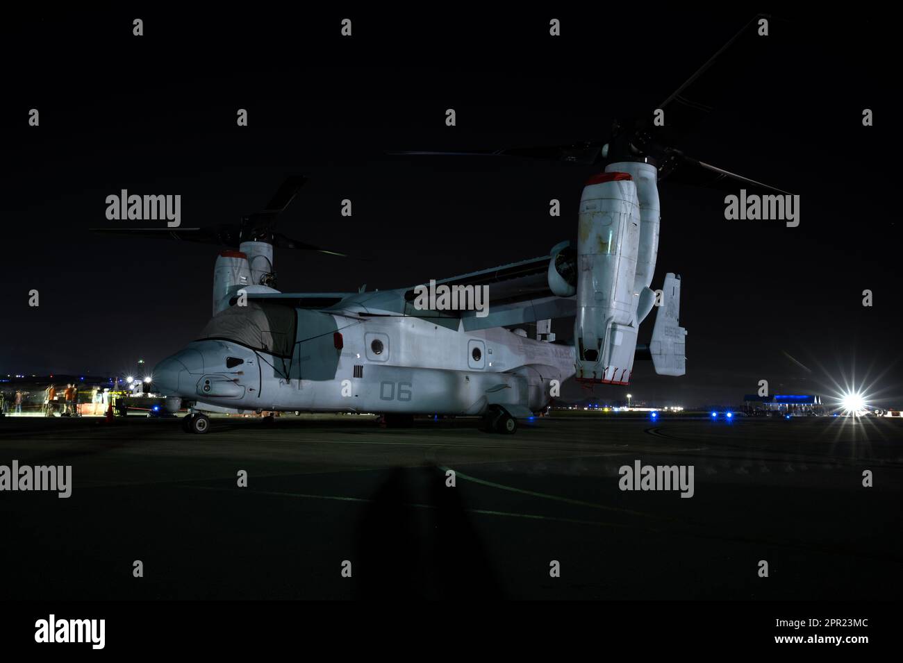 EIN US-AMERIKANISCHER Marine Corps MV-22 Osprey wird während des America Fest 2023 am Kadena Air Base, Japan, am 23. April 2023 statisch angezeigt. Der MV-22 kombiniert die Fähigkeiten eines Hubschraubers mit der Geschwindigkeit und Reichweite eines Starrflügelflugzeugs. Er kann in viel größeren Höhen betrieben und in der Luft aufgetankt werden. (USA Air Force Foto von Senior Airman Jessi Roth) Stockfoto