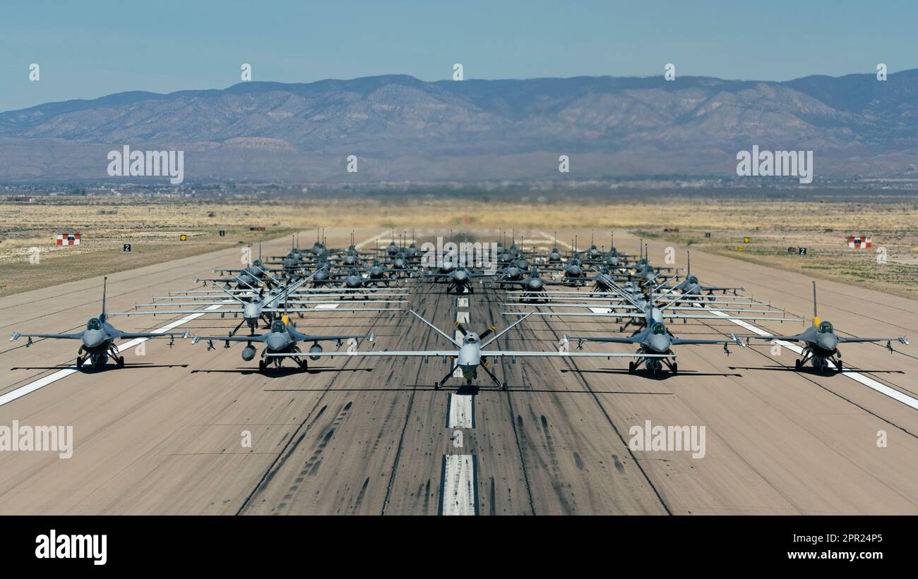 49 F-16 Vipers und MQ-9 Reaper, die der 49.-Flügel-Schlange zugeteilt wurden, während eines Elefantenspaziergangs auf dem Holloman Air Force Base, New Mexico, 21. April 2023. Die Hollomaner nutzen den Sensenmann zum ersten Mal, als ein MQ-9 an einer Ausstellung von Luftwaffe teilnahm. (USA Air Force Photo Senior Airman Antonio Salfran) Stockfoto