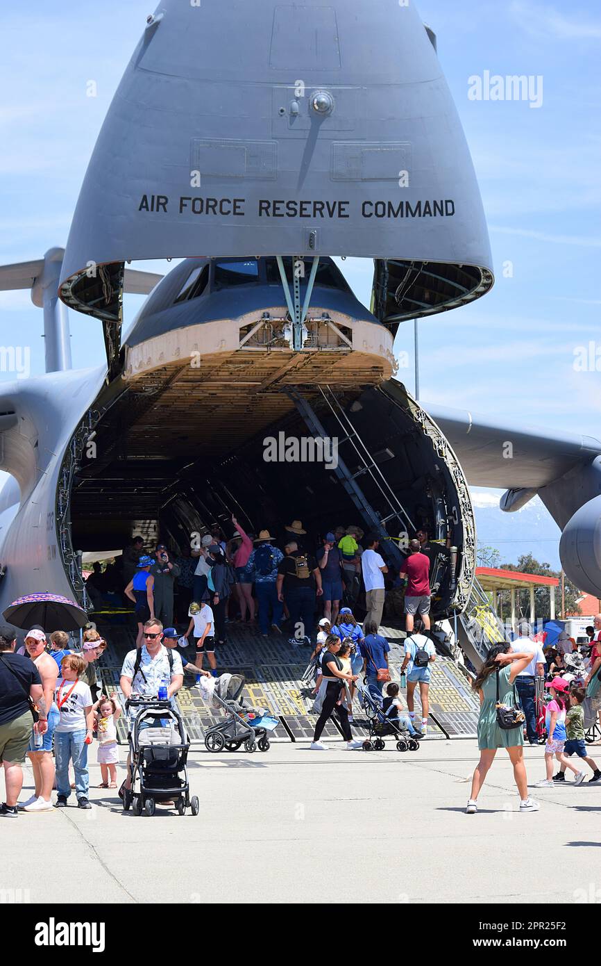 Eine C-5-Galaxie, die dem 433. Airlift Wing zugewiesen wurde, Joint Base San Antonio-Lackland, Texas, beherbergt Dutzende von Flugzeugfans während der Southern California Air Show. Die zeigt sogar Flugzeuge aus den USA Army, Navy, Marine Corp. Und Air Force sowie mehrere zivile Flugzeuge in einer familienfreundlichen Umgebung bieten Besuchern eine einzigartige Gelegenheit, die modernste Technologie und Fähigkeiten verschiedener Flugzeuge, einschließlich der USA, zu erleben Air Force's C-5 Galaxy auf March Field am 22. April 2023. (Veröffentlicht) (USAF Foto von Roy Santana) Stockfoto