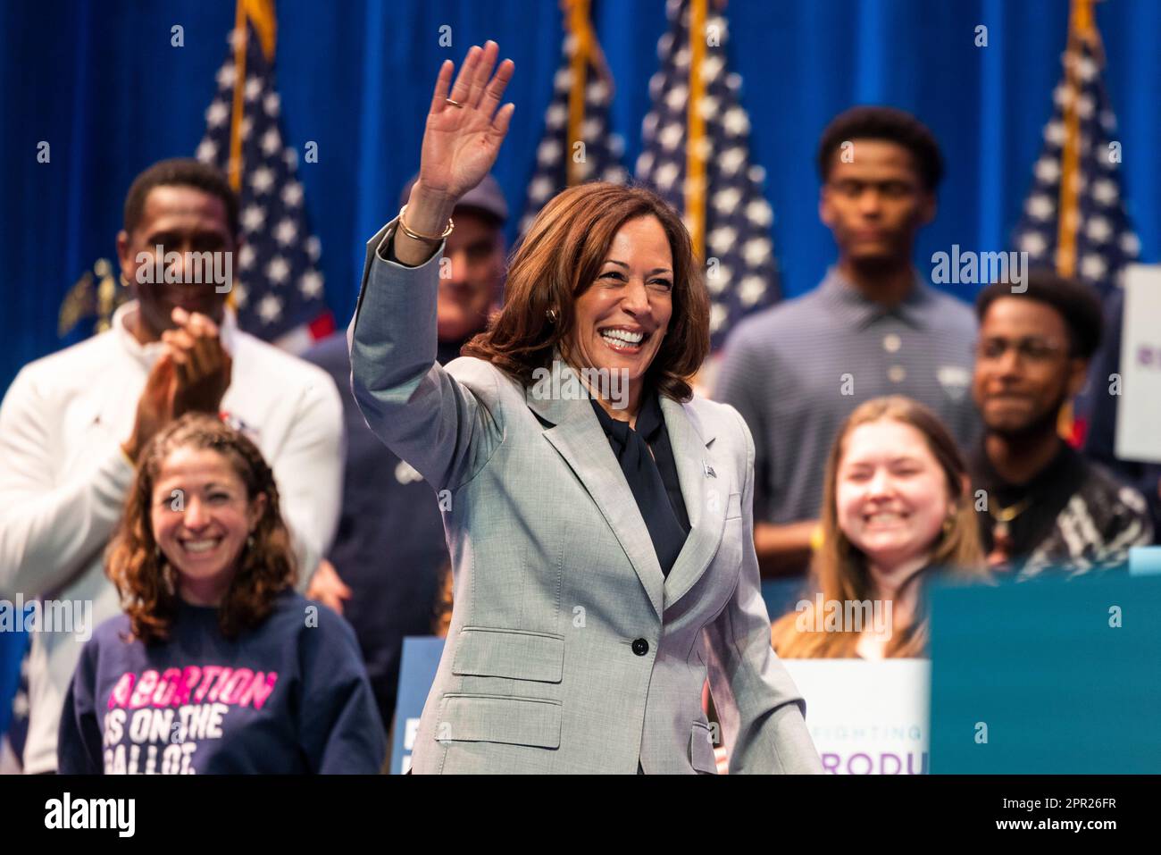 Washington, DC, USA. 25. April 2023. US-Vizepräsident Kamala Harris spricht am 25. April 2023 an der Howard University in Washington, DC, USA über reproduktive Rechte. Die Bemerkungen der Harrisâs gehen auf zahlreiche gerichtliche Anordnungen zurück, die den Zugang zu Abtreibungen einschränken. Die meisten Abtreibungen sind jetzt in 15 Staaten verboten. Kredit: Jim LoScalzo/Pool über CNP/dpa/Alamy Live News Stockfoto