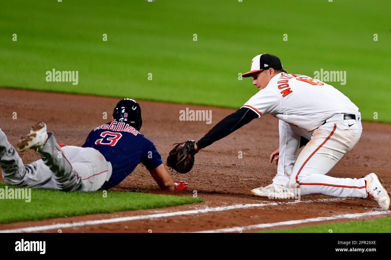 Baltimore, Usa. 25. April 2023. Der Catcher Reese McGuire aus den Boston Red Sox (3) ist auf der ersten Base, wird aber mit einem RBI ausgezeichnet, da der erste Baseman Ryan Mountcastle aus Baltimore Orioles (6) das Tag während des achten Inning in Camden Yards in Baltimore, Maryland, am Dienstag, den 25. April 2023 anbringt. Foto: David Tulis/UPI Credit: UPI/Alamy Live News Stockfoto