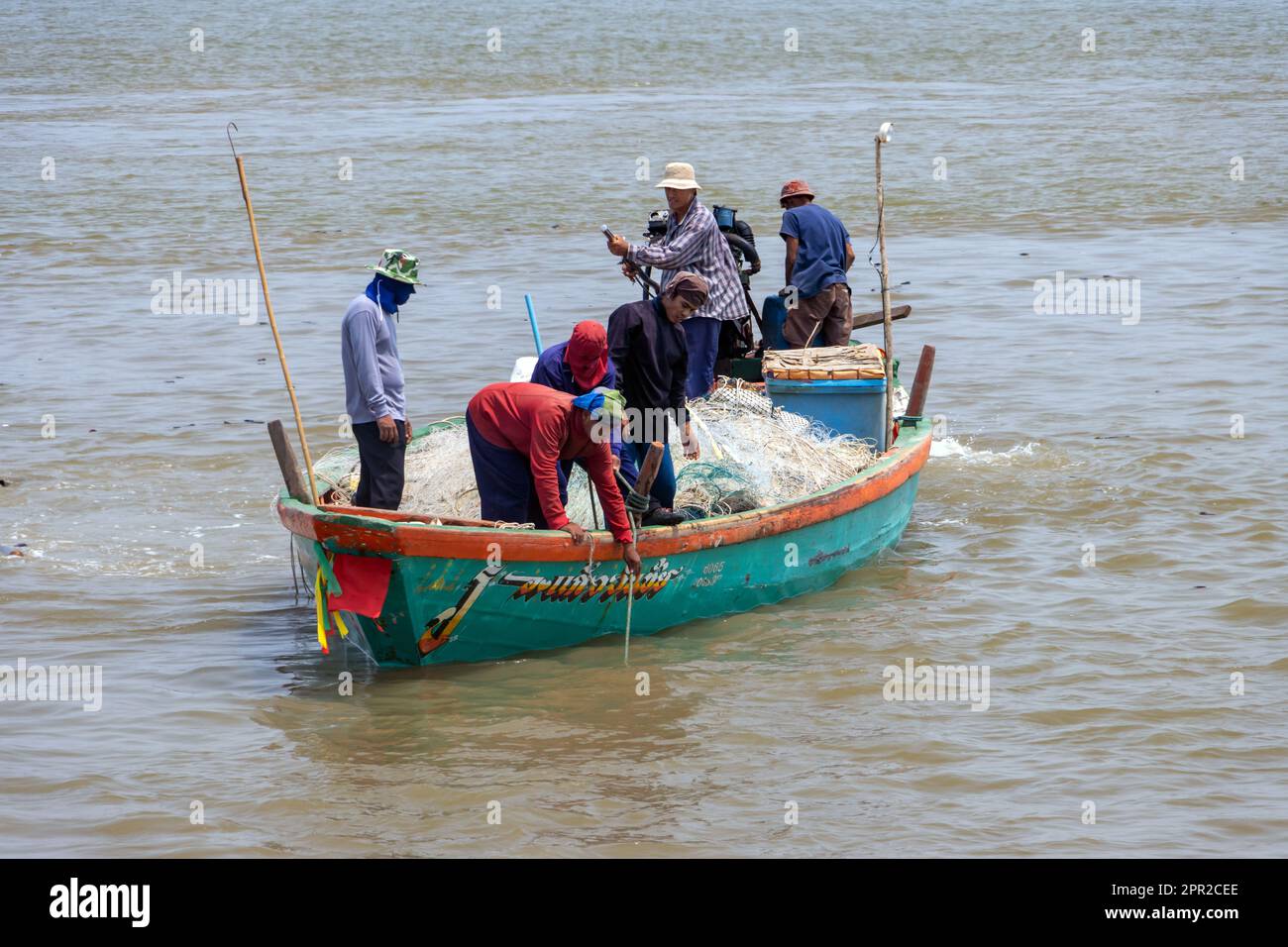SAMUT PRAKAN, THAILAND, MÄRZ 14 2023, Fischer segeln auf einem Fischereischiff mit Netz, Thailand Stockfoto