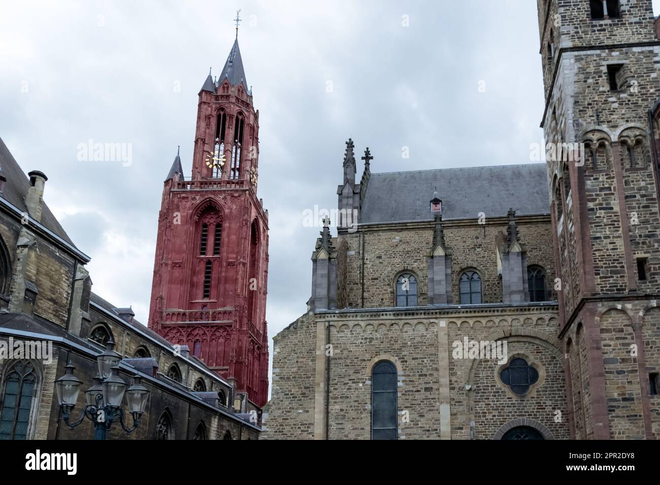 Berühmte Gebäude in der Stadt Maastricht, Niederlande - die gotische Kirche des Heiligen Johannes (roter Turm) und die beeindruckende Basilika des Heiligen Servatius Stockfoto