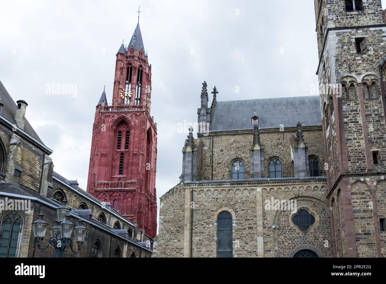 Berühmte Gebäude in der Stadt Maastricht, Niederlande - die gotische Kirche des Heiligen Johannes (roter Turm) und die beeindruckende Basilika des Heiligen Servatius Stockfoto