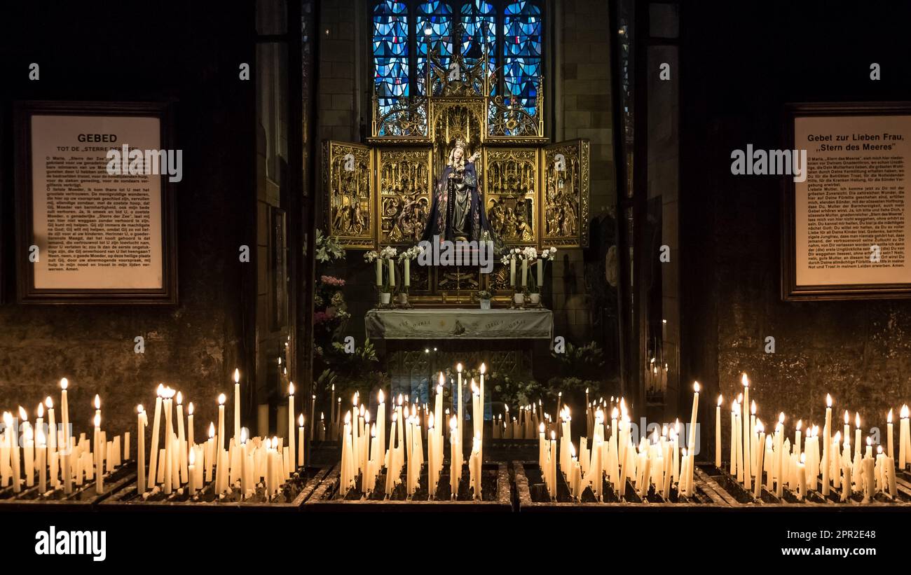 Blick auf die Hauptattraktion der Basilika unserer Lieben Frau, eine hölzerne Statue aus dem 15. Jahrhundert, die wundersame Statue unserer Lieben Frau, Stern des Meeres Stockfoto