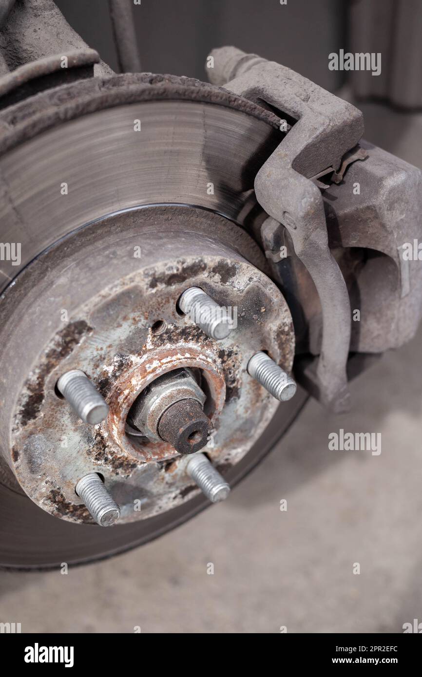 https://c8.alamy.com/compde/2pr2efc/scheibenbremse-des-fahrzeugs-zur-reparatur-wird-gerade-neu-ausgewechselt-auto-bremse-reparatur-in-der-garagefederung-des-autos-fur-die-wartung-bremsen-und-s-2pr2efc.jpg