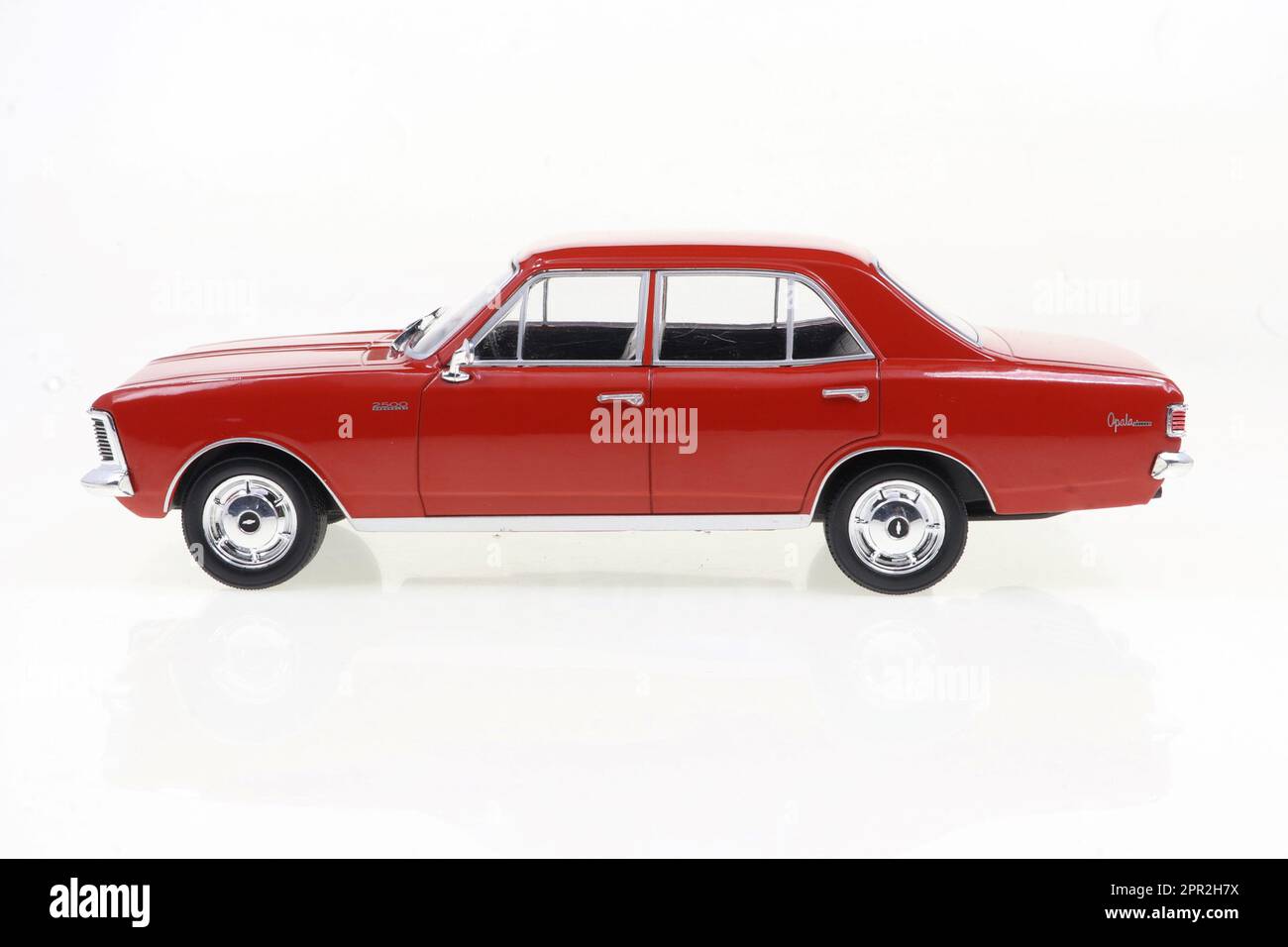 Ein roter Rennwagen mit weißen Zahlen und einer Nummer und Spielzeug Stockfoto