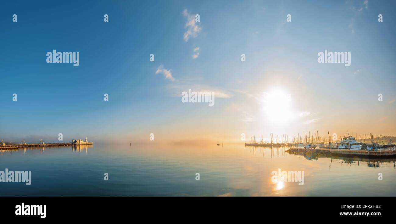 Sonnenaufgang am Eastern Beach, Geelong, Corio Bay, Victoria, Australien mit Cunningham Pier auf der linken Seite und Geelong Yacht Club auf der rechten Seite Stockfoto