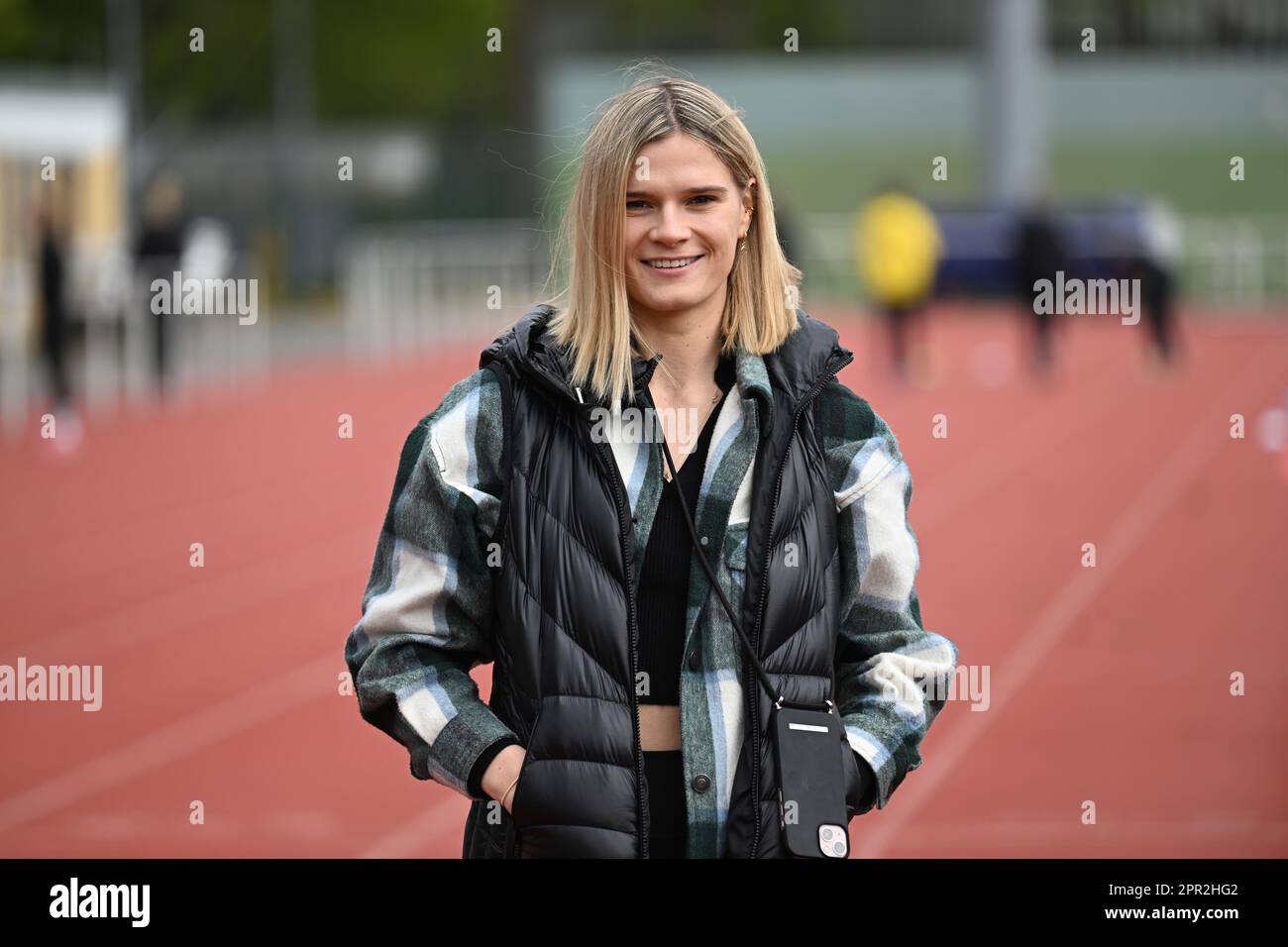 Köln, Deutschland. 25. April 2023. Louisa Grauvogel, ehemaliger Hürdenläufer und Heptathlet, ist auf dem Sprung. Im Herbst 2022 erlitt der Wettkampfsportler einen Hörverlust und Burn-out. Grauvogel beendete ihre Karriere. Kredit: Federico Gambarini/dpa/Alamy Live News Stockfoto