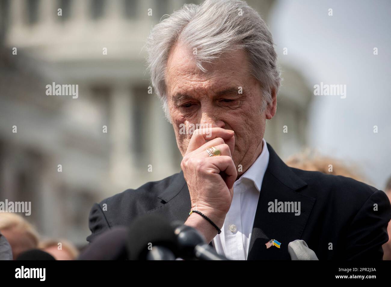 Washington, Usa. 25. April 2023. Der ehemalige ukrainische Präsident Viktor Juschtschenko spricht auf einer Pressekonferenz A The US Capitol in Washington, DC, USA, Dienstag, 25. April, über eine ukrainische Siegesresolution. 2023. Foto: Rod Lamkey/CNP/ABACAPRESS.COM Kredit: Abaca Press/Alamy Live News Stockfoto