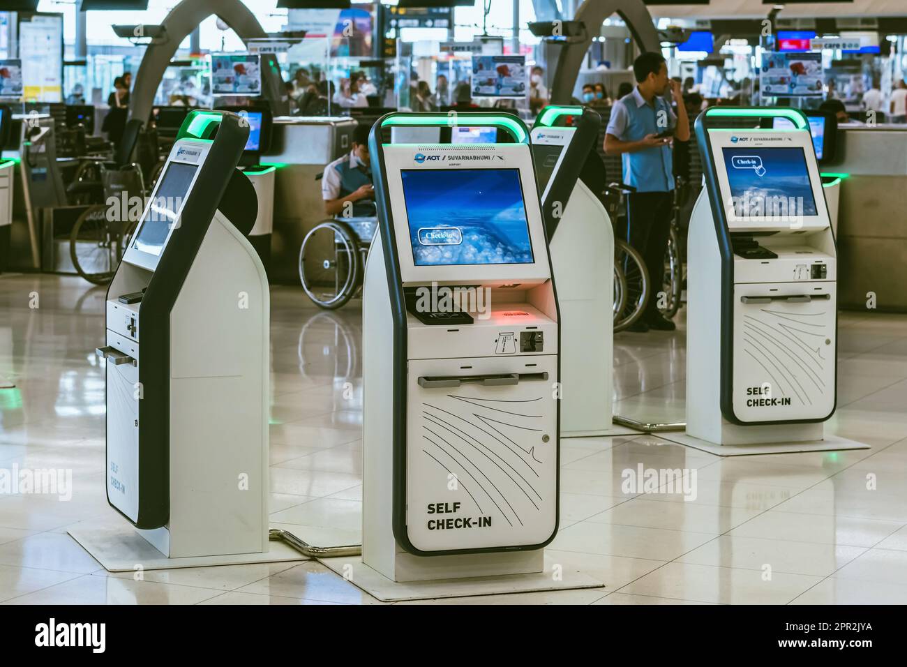 BANGKOK-THAILAND, FEBRUAR 20,2023 : Automated Self Check-in or Self Service Machine at Suvarnabhumi International Airport. Innovation im Dienste Stockfoto