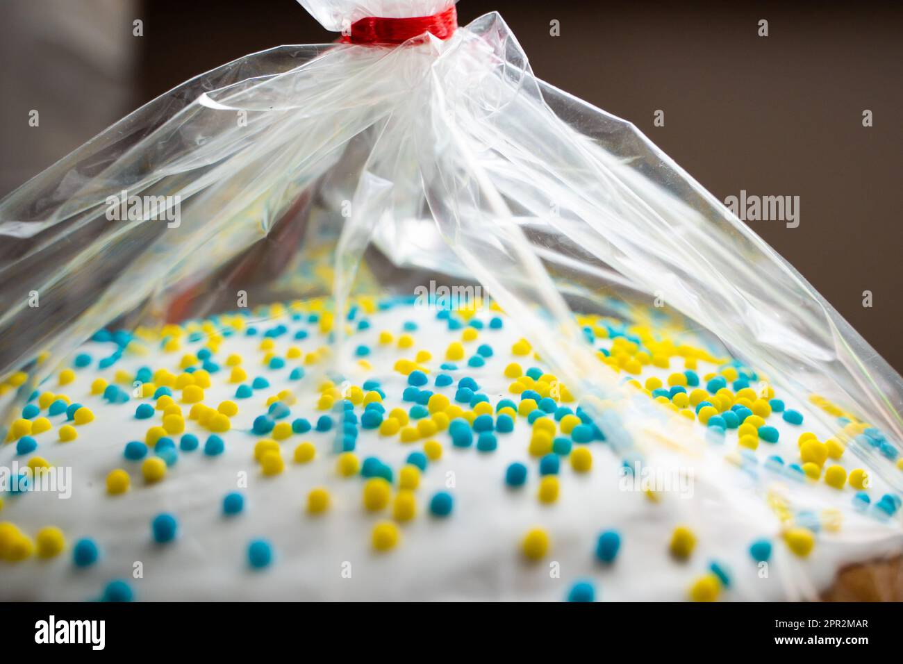 Farbige Süßwaren in Blau und Gelb auf Osterkuchen, Nahaufnahme. Süße Osterkuchen-Spitze. Dekoration zum Thema Ukraine Stockfoto