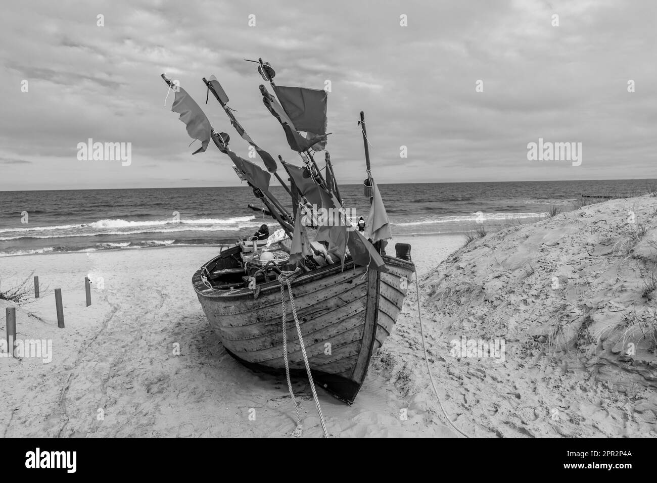 Schwarzweiß-Fotografie, Fischerboot bei Sonnenuntergang ostsee usedom am Strand Stockfoto