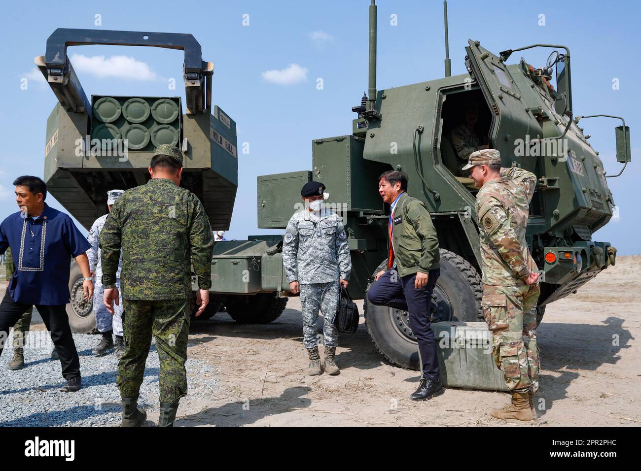 San Miguel, Zambales, Die Philippinen. 26. April 2023. Der philippinische Präsident BONGBONG MARCOS (2.-rechts), der aus einem HIMARS-Triebwerk an einem Marinestützpunkt während der kombinierten Joint Littoral Live Fire Übung im Rahmen der Übungen zwischen den USA und den Philippinen Balikatan vor dem Hintergrund steigender Spannungen mit China ausströmt. An der kombinierten Joint Littoral Live Fire Übung sind die US- und philippinischen Streitkräfte beteiligt, die mit dem HIMARS ein Zielschiff versenken und Artillerieschosse abfeuern. (Kreditbild: © Daniel Ceng Shou-Yi/ZUMA Press Wire) NUR REDAKTIONELLE VERWENDUNG! Nicht für den kommerziellen GEBRAUCH! Stockfoto