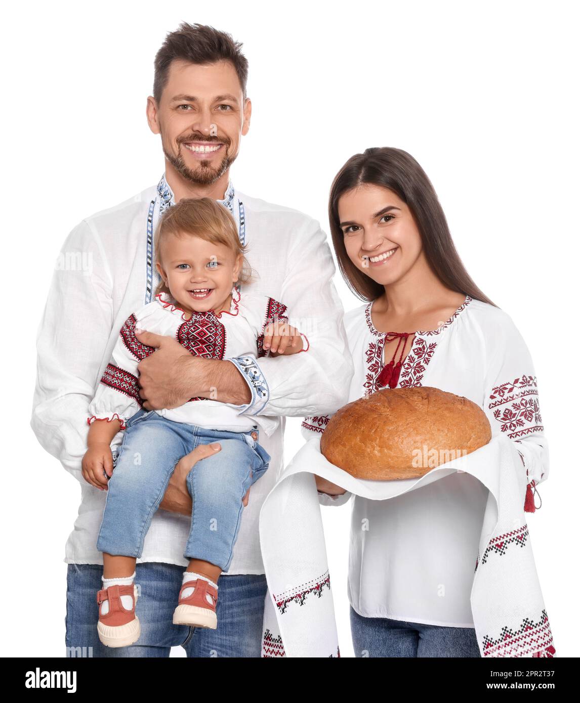 Glückliche ukrainische Familie in bestickten Hemden mit Korovai-Brot auf weißem Hintergrund Stockfoto