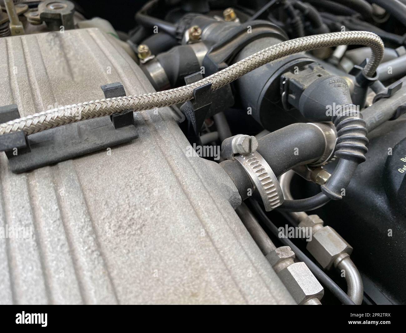 Nahaufnahme eines Flat-Four (Boxer)-Motors unter der offenen Motorhaube. Diagonale Ansicht. Stockfoto