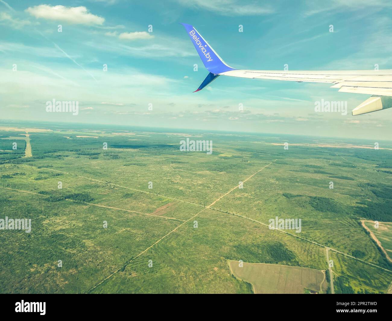 Flugzeugheck. Reisen Sie durch den Himmel in ein anderes Land. Das Flugzeug startet in den Himmel. Felder, Meer und Ozeane sind von unten sichtbar. Ansicht des Stockfoto