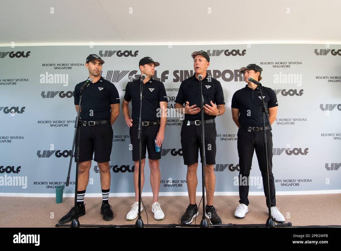 Singapur, Cameron Tringale (1. l) und Brendan Steele aus den Vereinigten Staaten nehmen an der Pressekonferenz vor dem LIV Golf Singapore im Sentosa Golf Club in Singapur Teil. 26. April 2023. Team HyFlyers' Phil Mickelson (2. R), James Piot (1. R), Cameron Tringale (1. l) und Brendan Steele aus den Vereinigten Staaten nehmen am 26. April 2023 an der Pressekonferenz vor dem LIV Golf Singapore im Sentosa Golf Club in Singapur Teil. Kredit: Dann Chih Wey/Xinhua/Alamy Live News Stockfoto