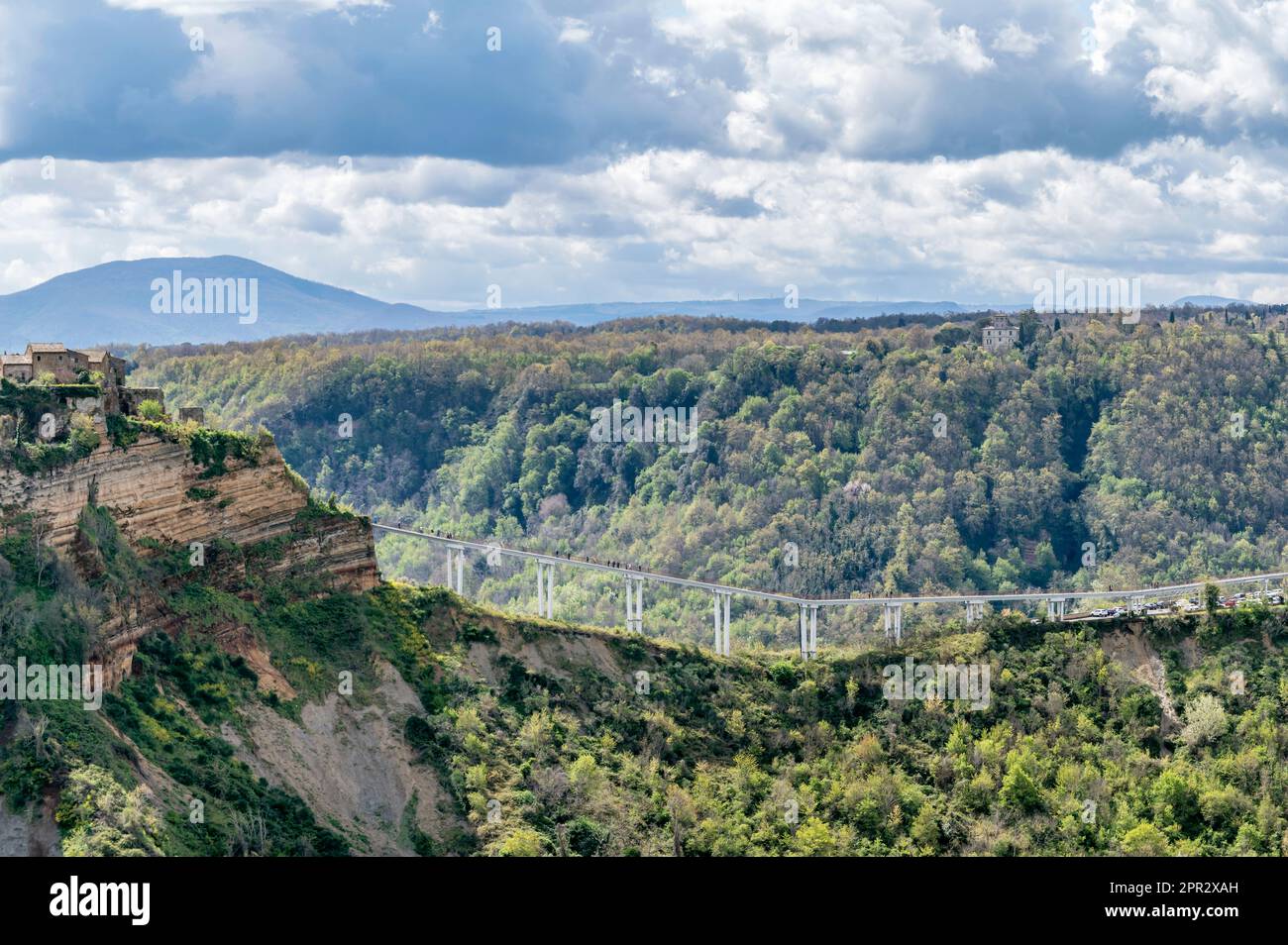 Panoramabrücke von Civita gewidmet Federico Fellini und Alberto Sordi, Bagnoregio, Italien Stockfoto