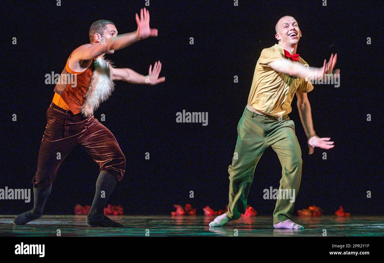 Schwerin, Deutschland. 25. April 2023. Benjamin Wilson (r) als der
