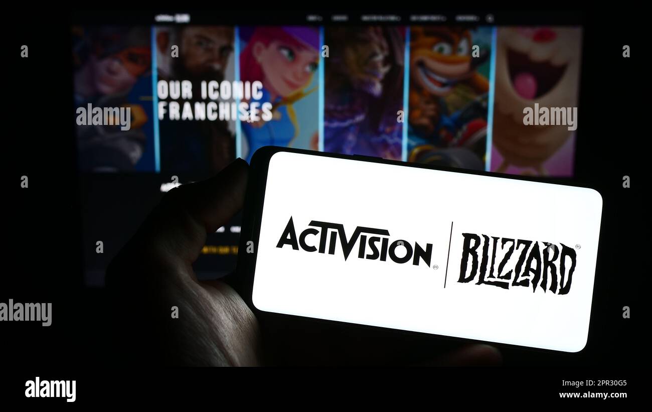Person, die ein Smartphone mit dem Logo des US-amerikanischen Videospielunternehmens Activision Blizzard Inc. Auf dem Bildschirm vor der Website hält. Konzentrieren Sie sich auf das Display des Telefons. Stockfoto