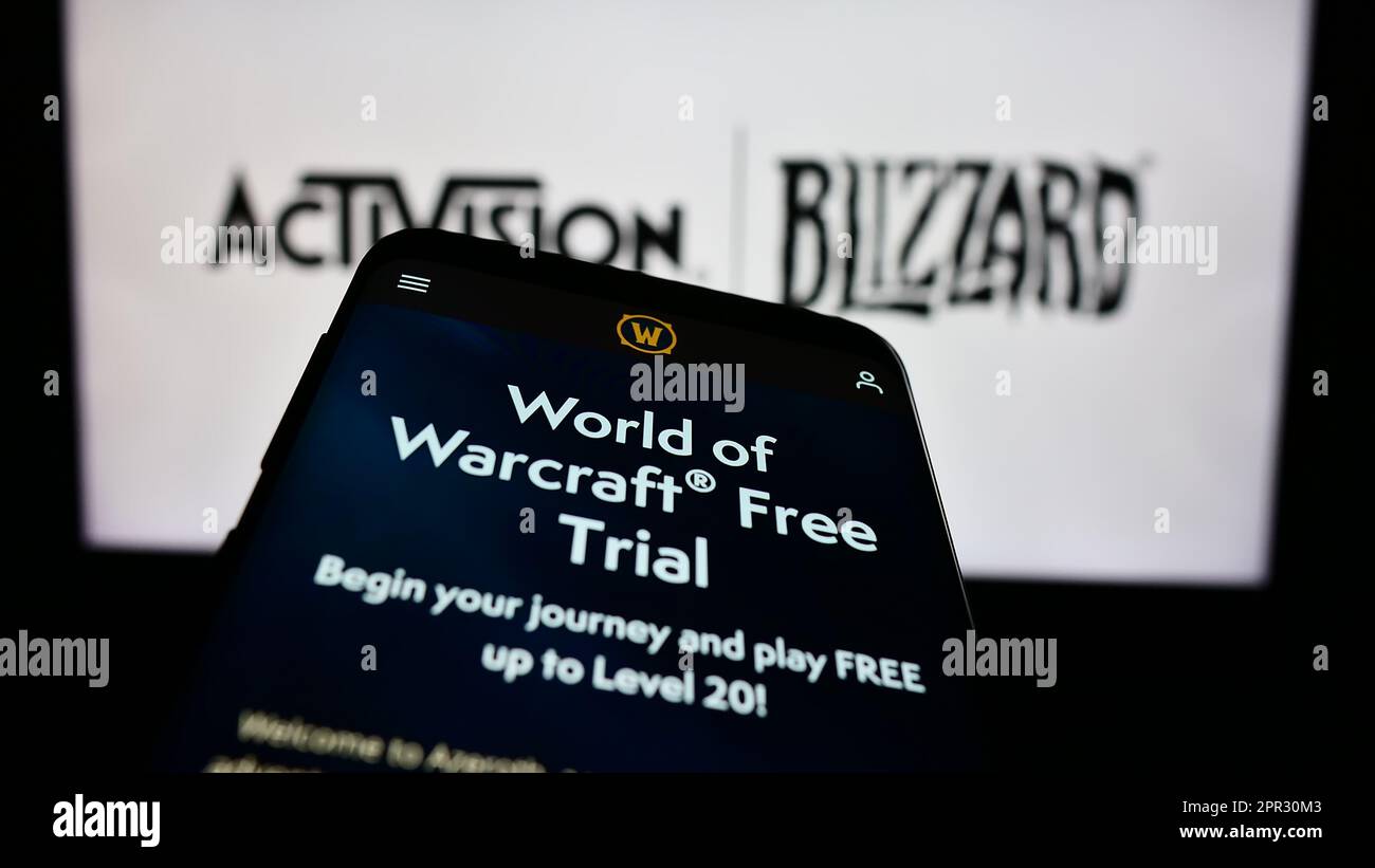 Mobiltelefon mit Webseite des US-amerikanischen Videospielunternehmens Activision Blizzard Inc. Auf dem Bildschirm vor dem Logo. Fokus auf oberer linker Seite des Telefondisplays. Stockfoto