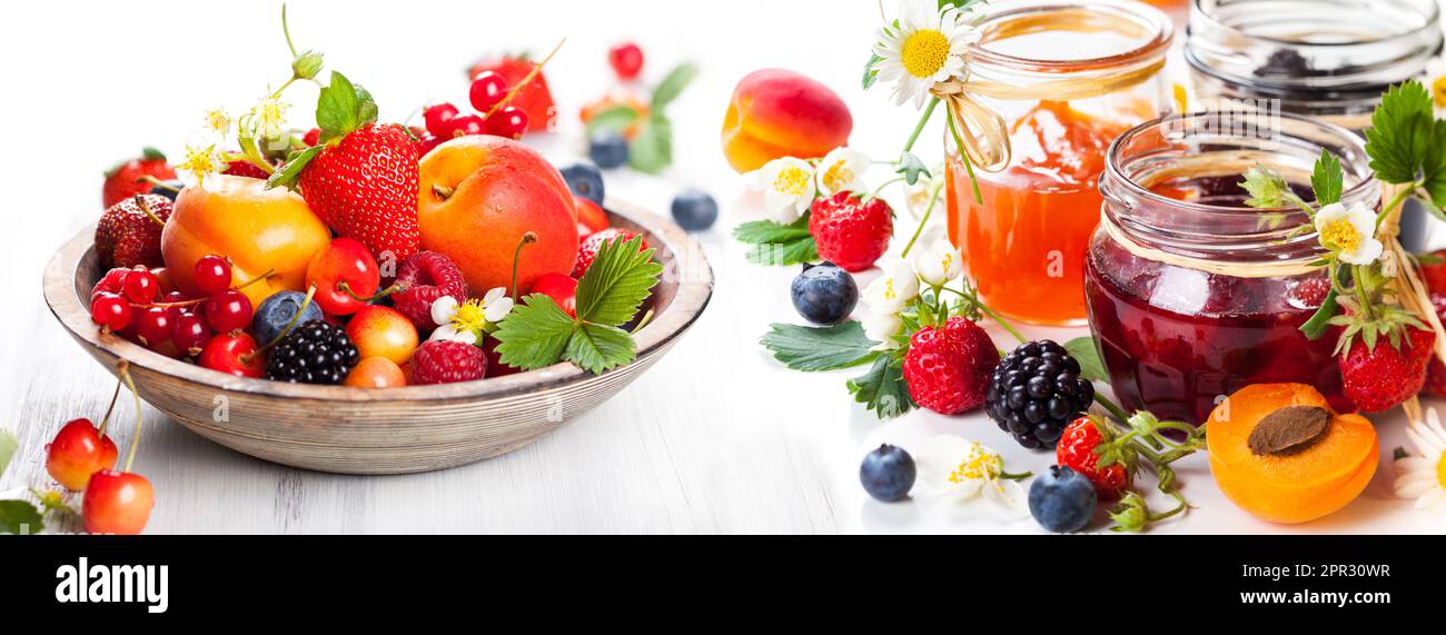 Aprikose, Brombeere, Erdbeermarmelade, frische Beeren und Früchte auf weißem Hintergrund Stockfoto