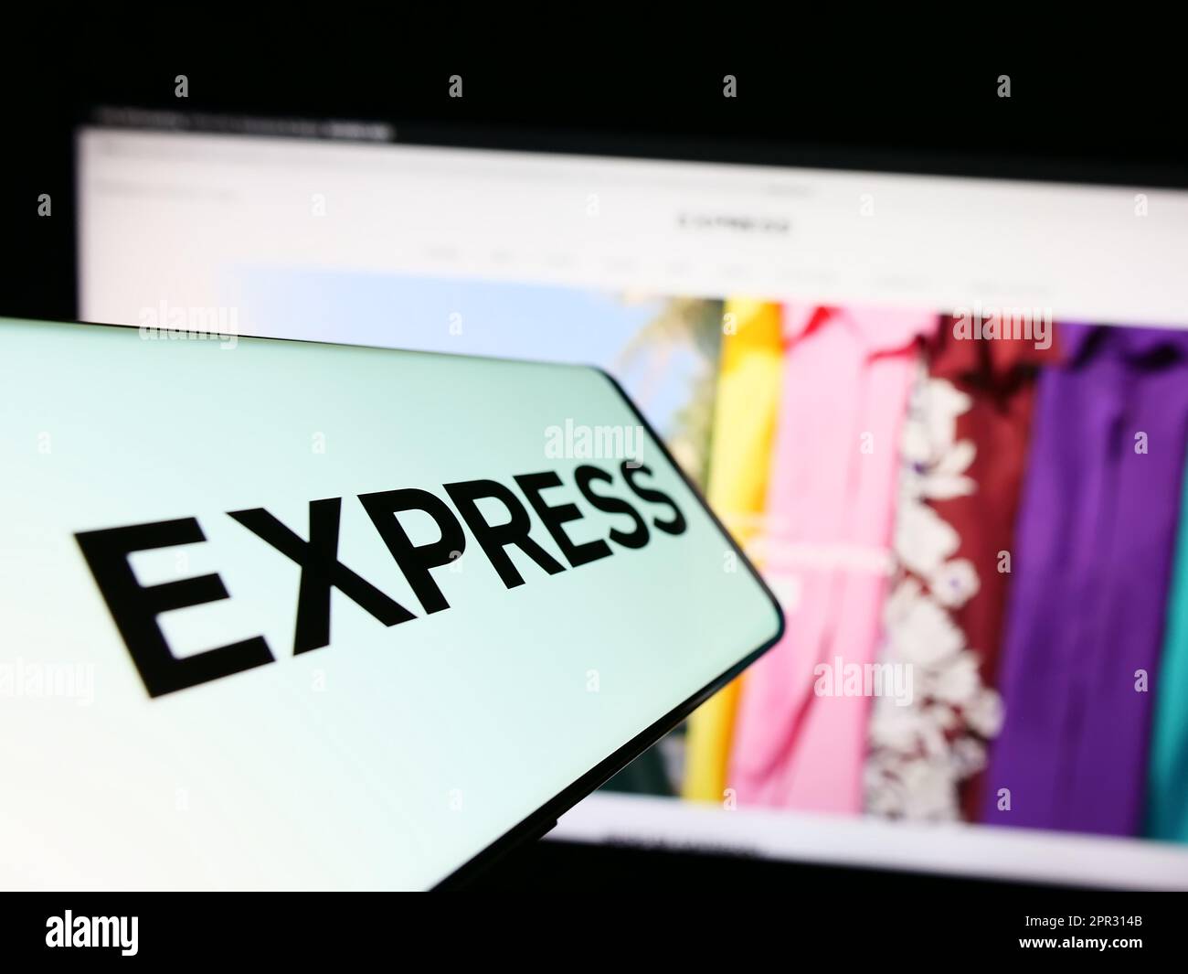 Smartphone mit Logo des amerikanischen Modeeinzelhandelsunternehmens Express Inc. Auf dem Bildschirm vor der Website. Fokus auf die Mitte rechts des Telefondisplays. Stockfoto