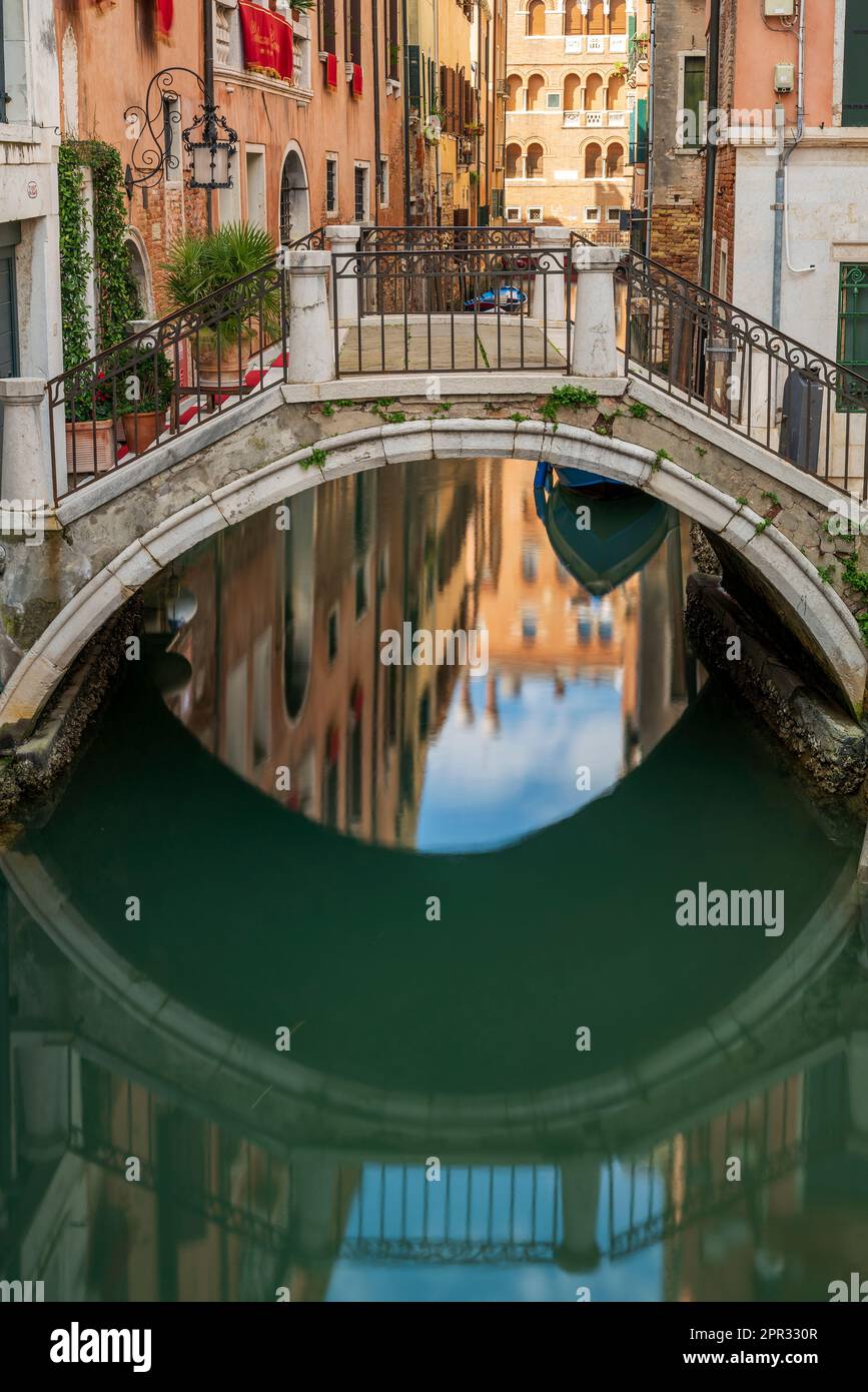 Malerischer Wasserkanal mit Brücke, Venedig, Venetien, Italien Stockfoto