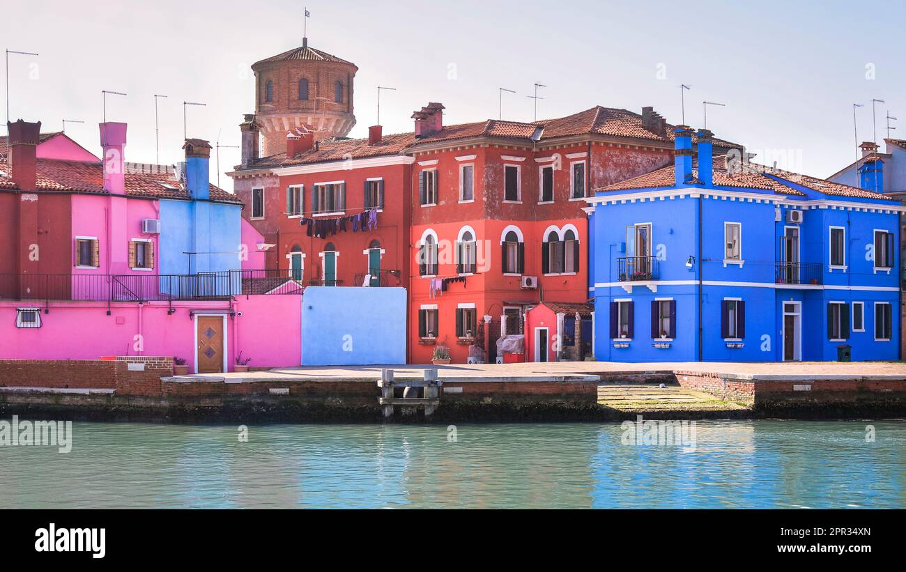 Farbenfrohe Häuser in der Sonne auf Burano Island, Venedig, Venetien, Italien Stockfoto