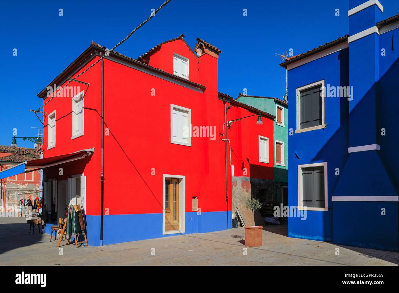 Farbenfrohe Häuser in der Sonne auf Burano Island, Venedig, Venetien, Italien Stockfoto