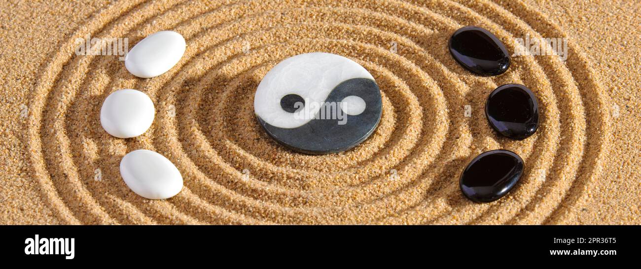 Japanischer Zen-Garten mit Stein in strukturiertem Sand Stockfoto